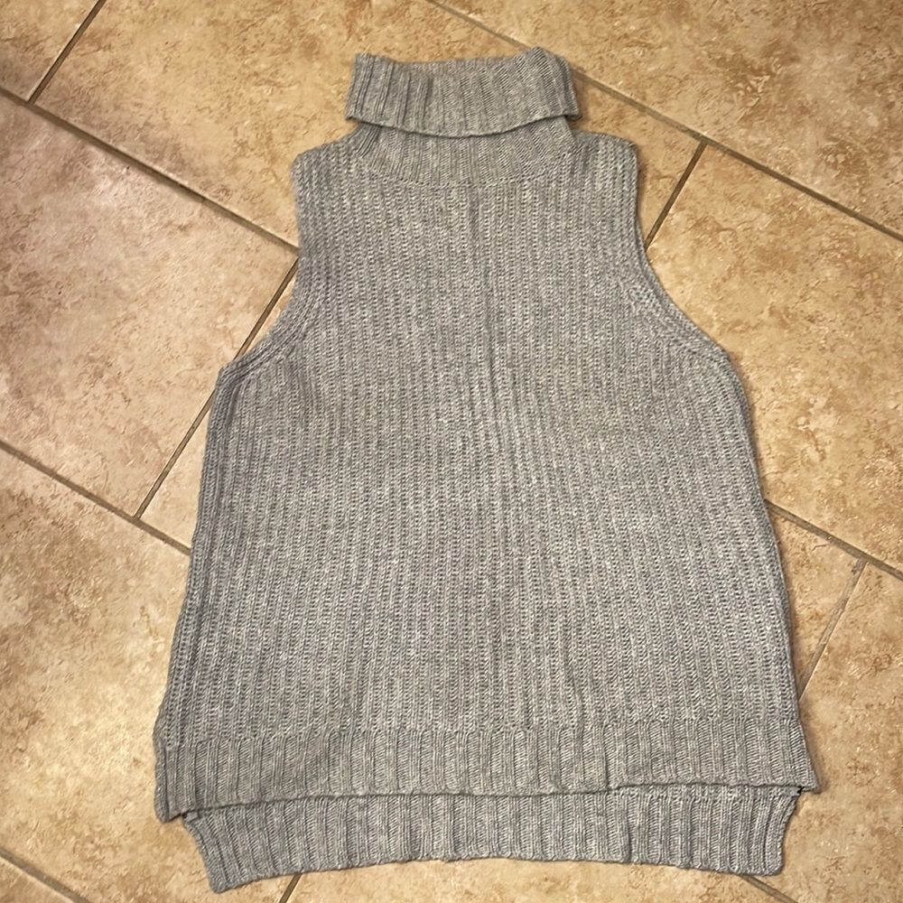 Gray sleeveless sweater 